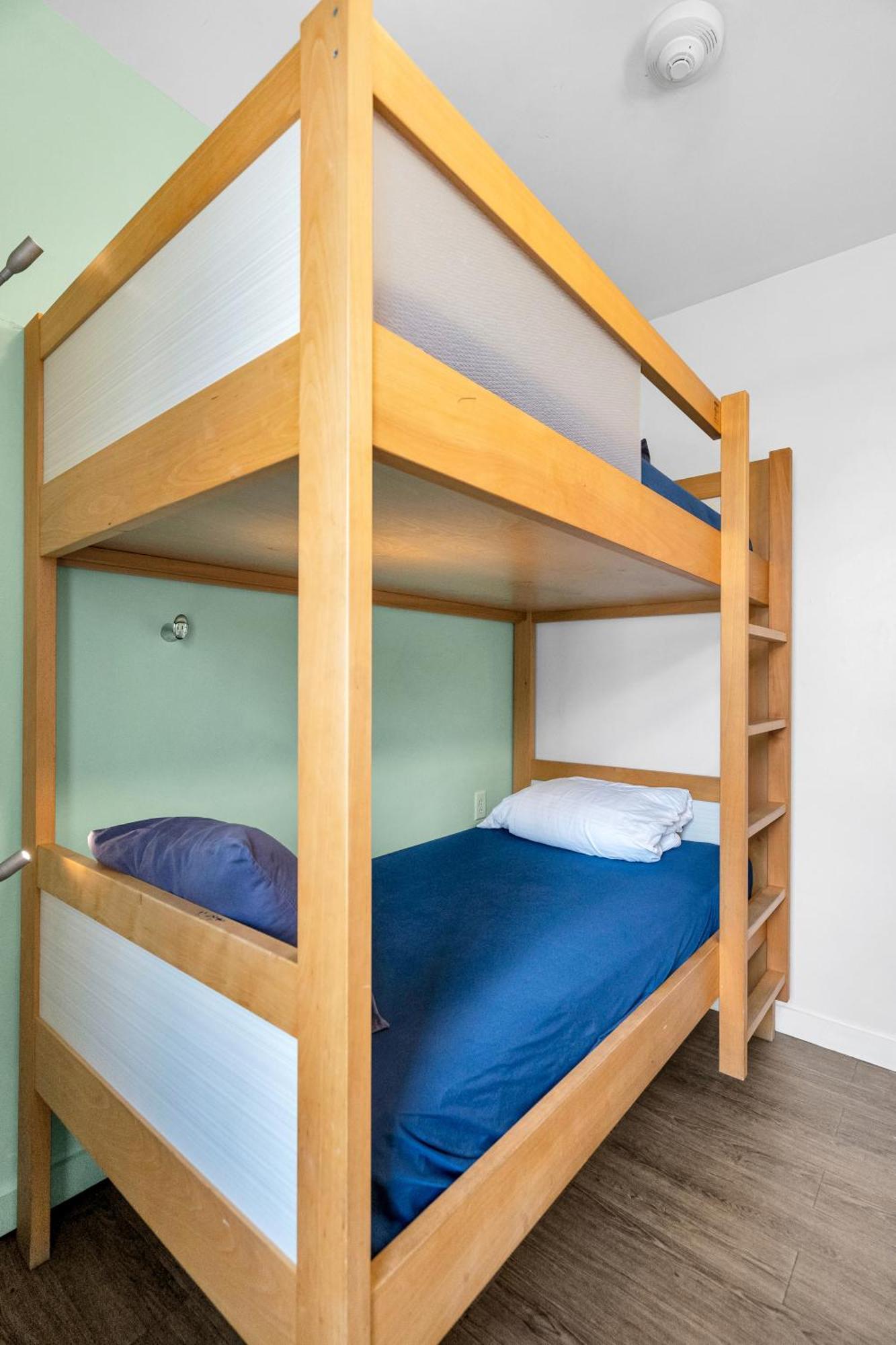 The Quisby Hotel New Orleans Room photo