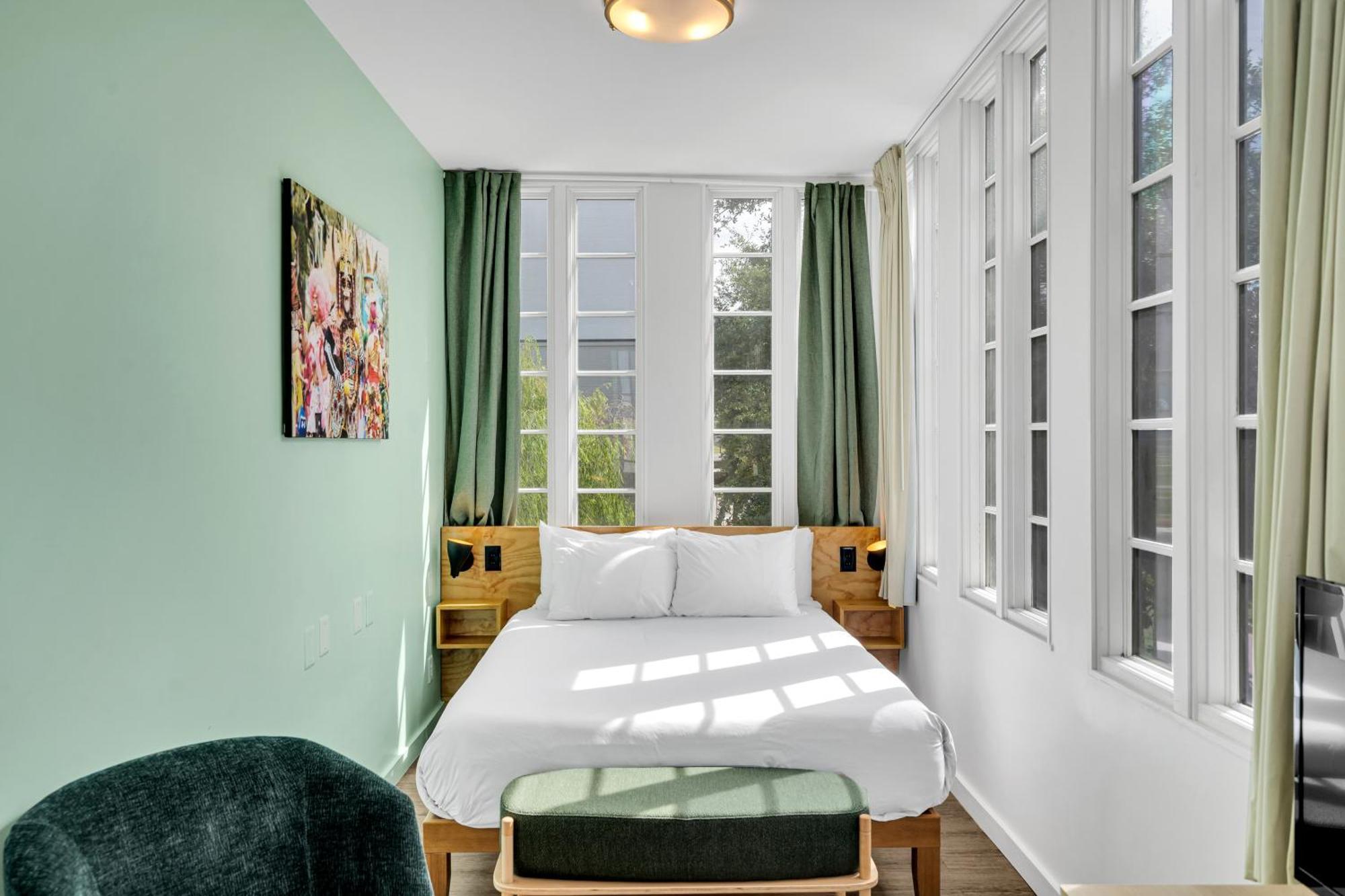 The Quisby Hotel New Orleans Room photo