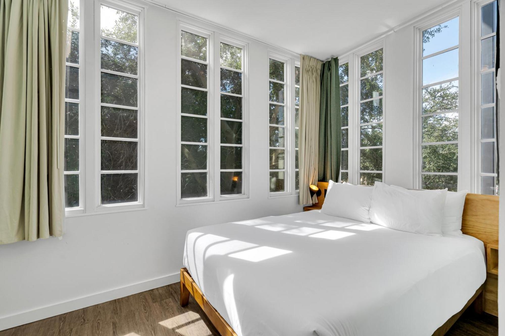 The Quisby Hotel New Orleans Room photo
