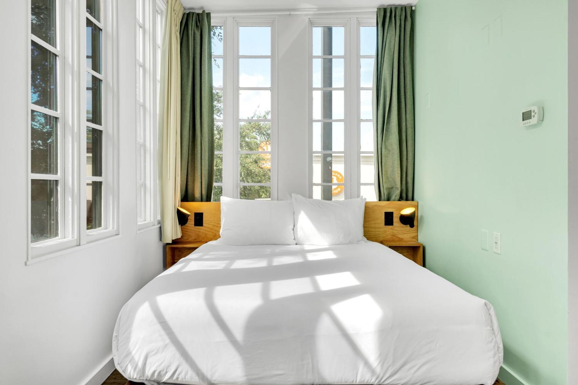 The Quisby Hotel New Orleans Room photo