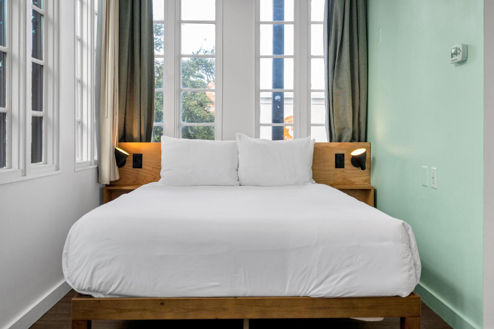 The Quisby Hotel New Orleans Room photo