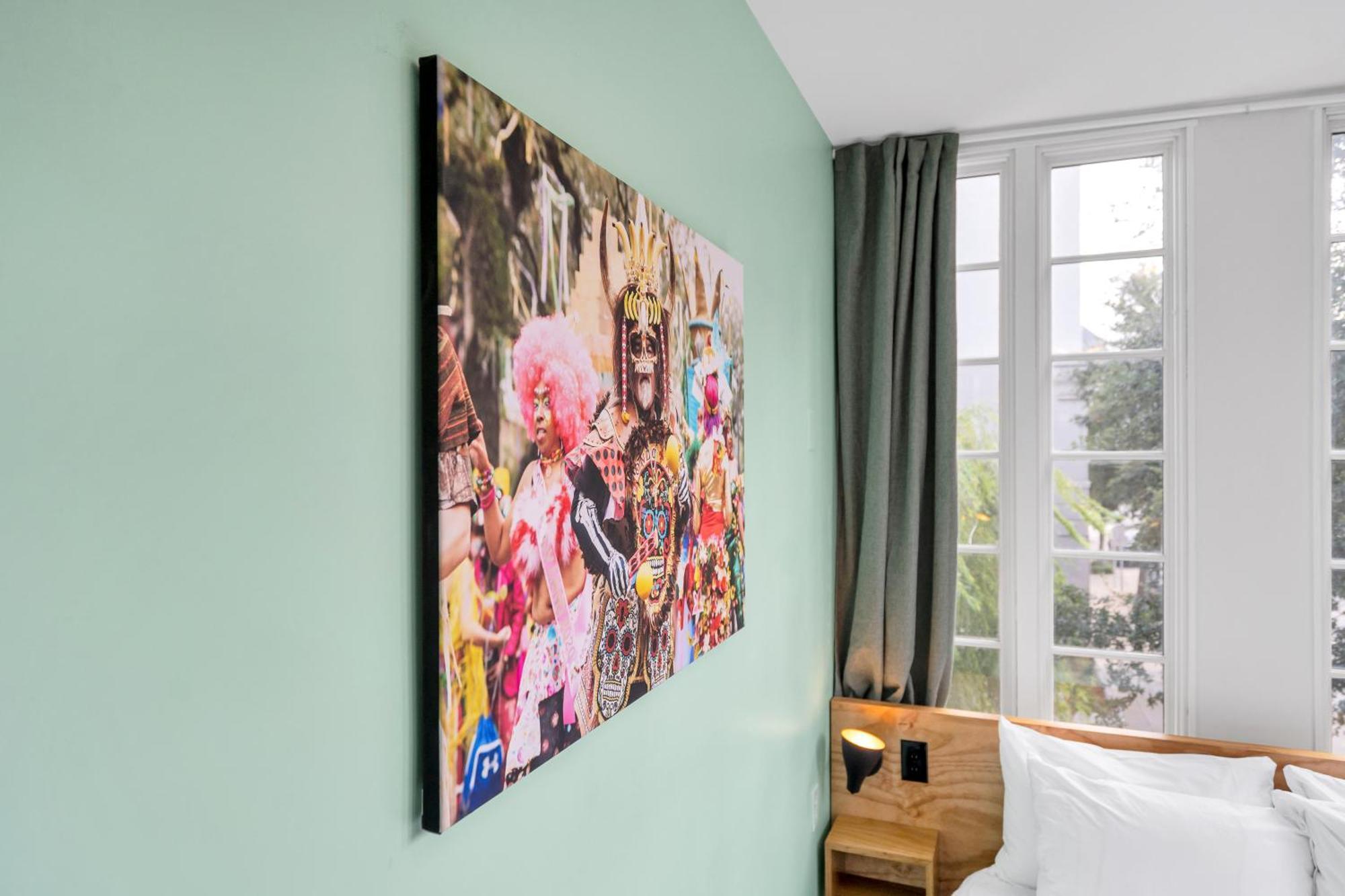 The Quisby Hotel New Orleans Room photo