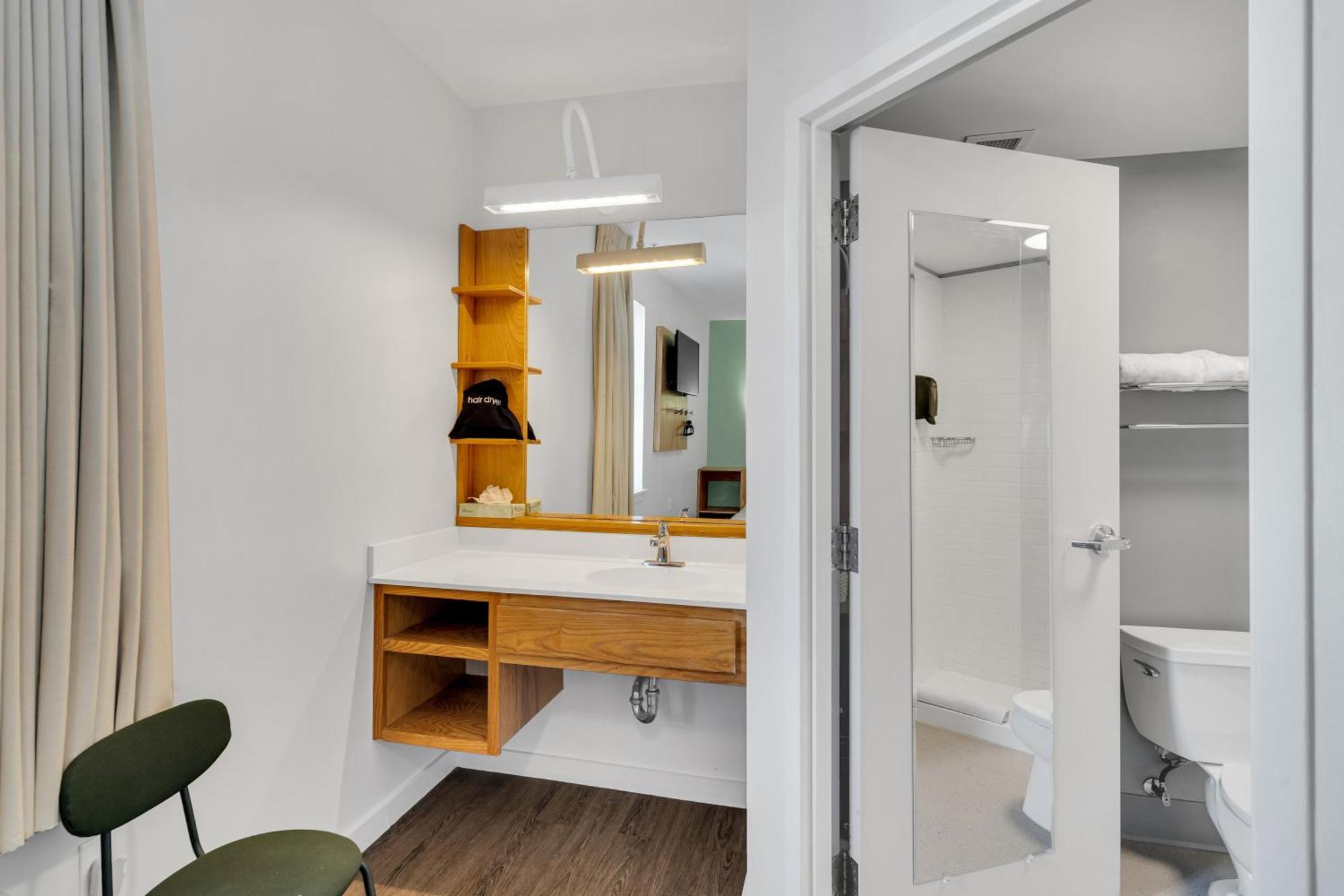 The Quisby Hotel New Orleans Room photo