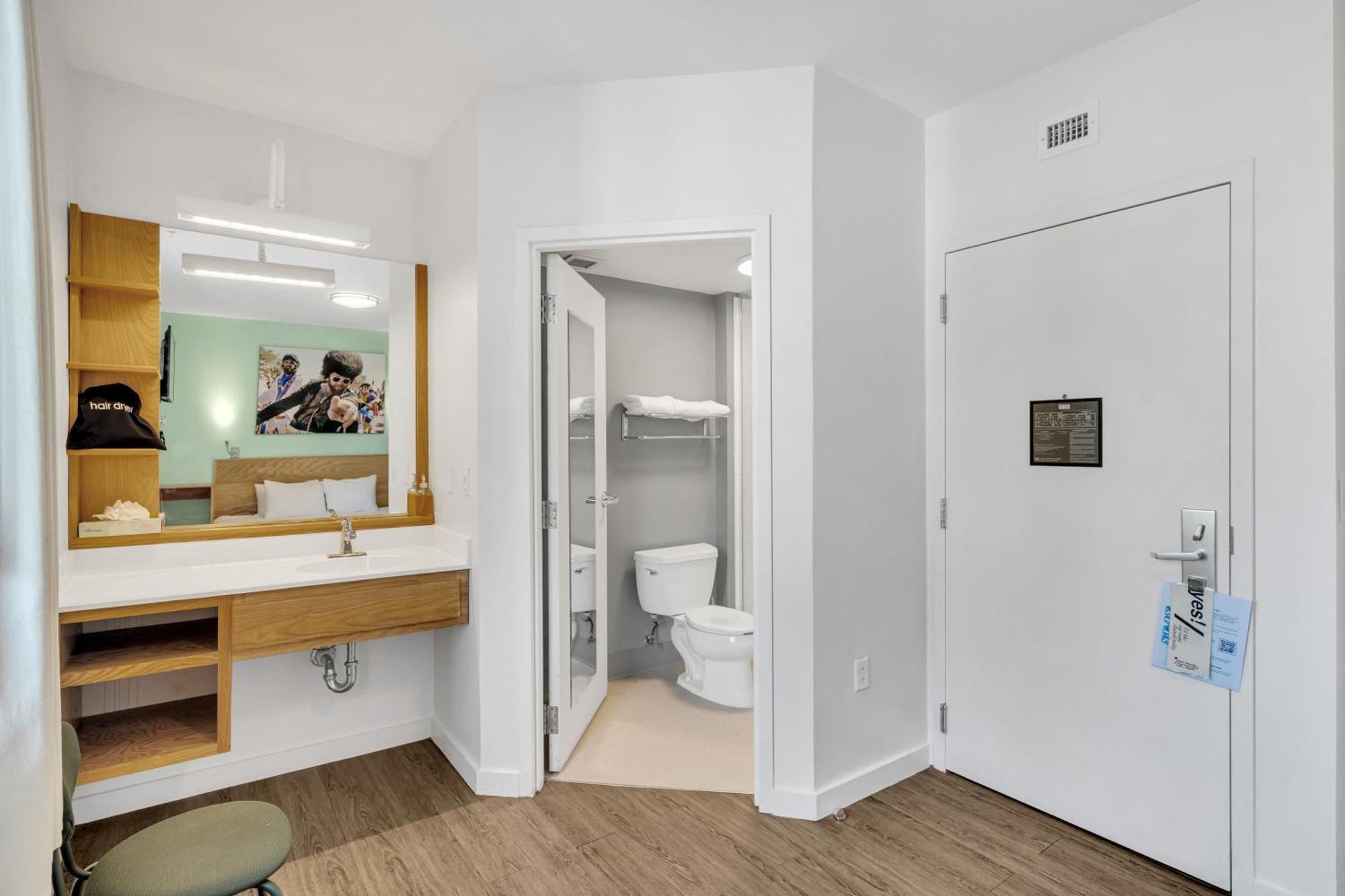 The Quisby Hotel New Orleans Room photo