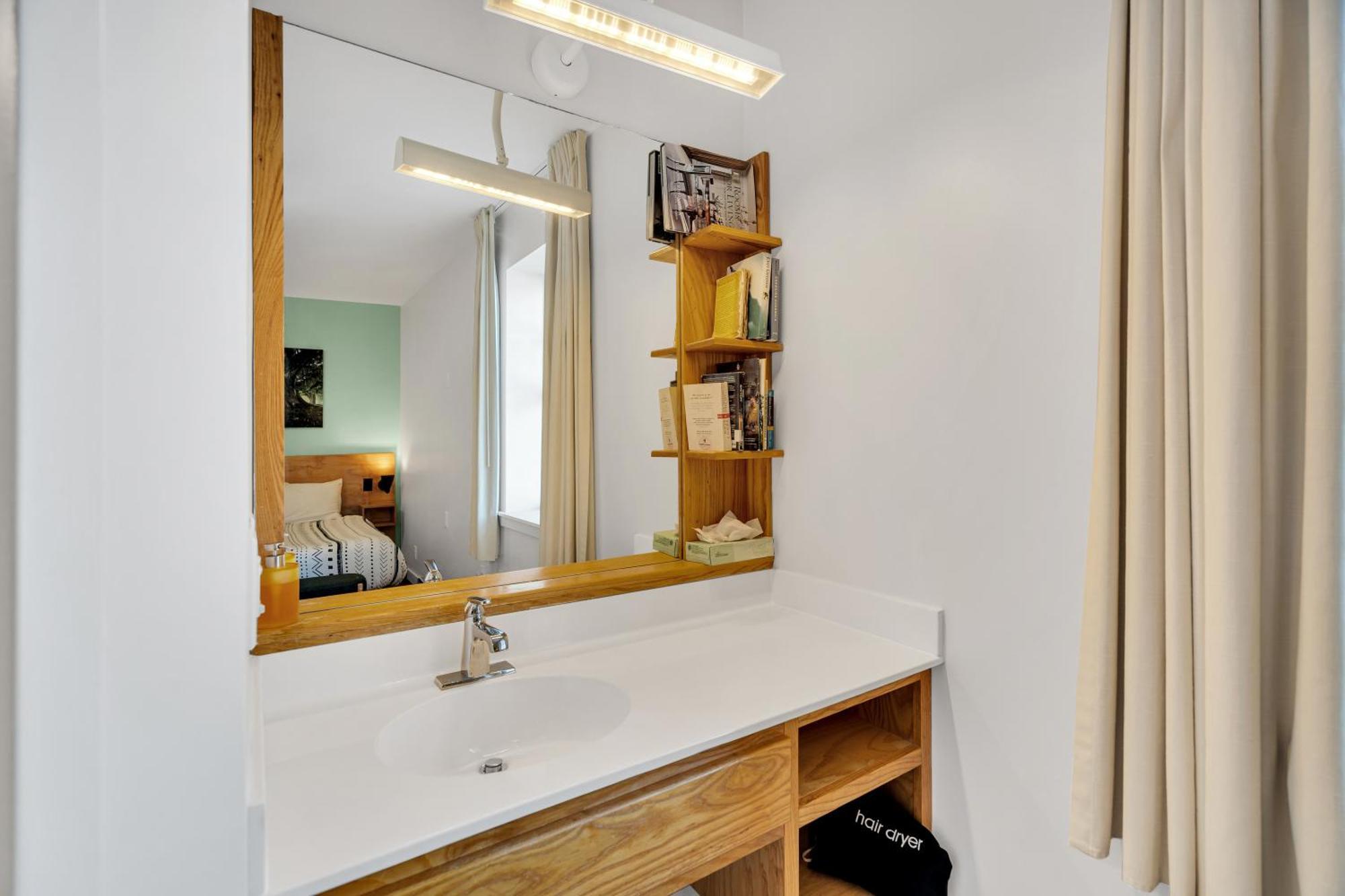The Quisby Hotel New Orleans Room photo