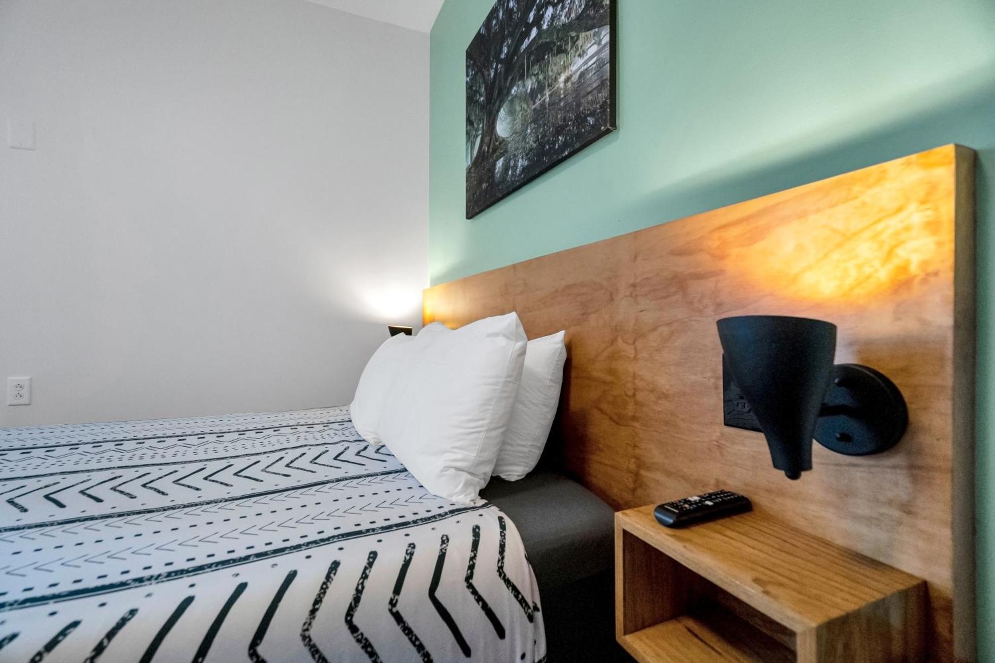 The Quisby Hotel New Orleans Room photo