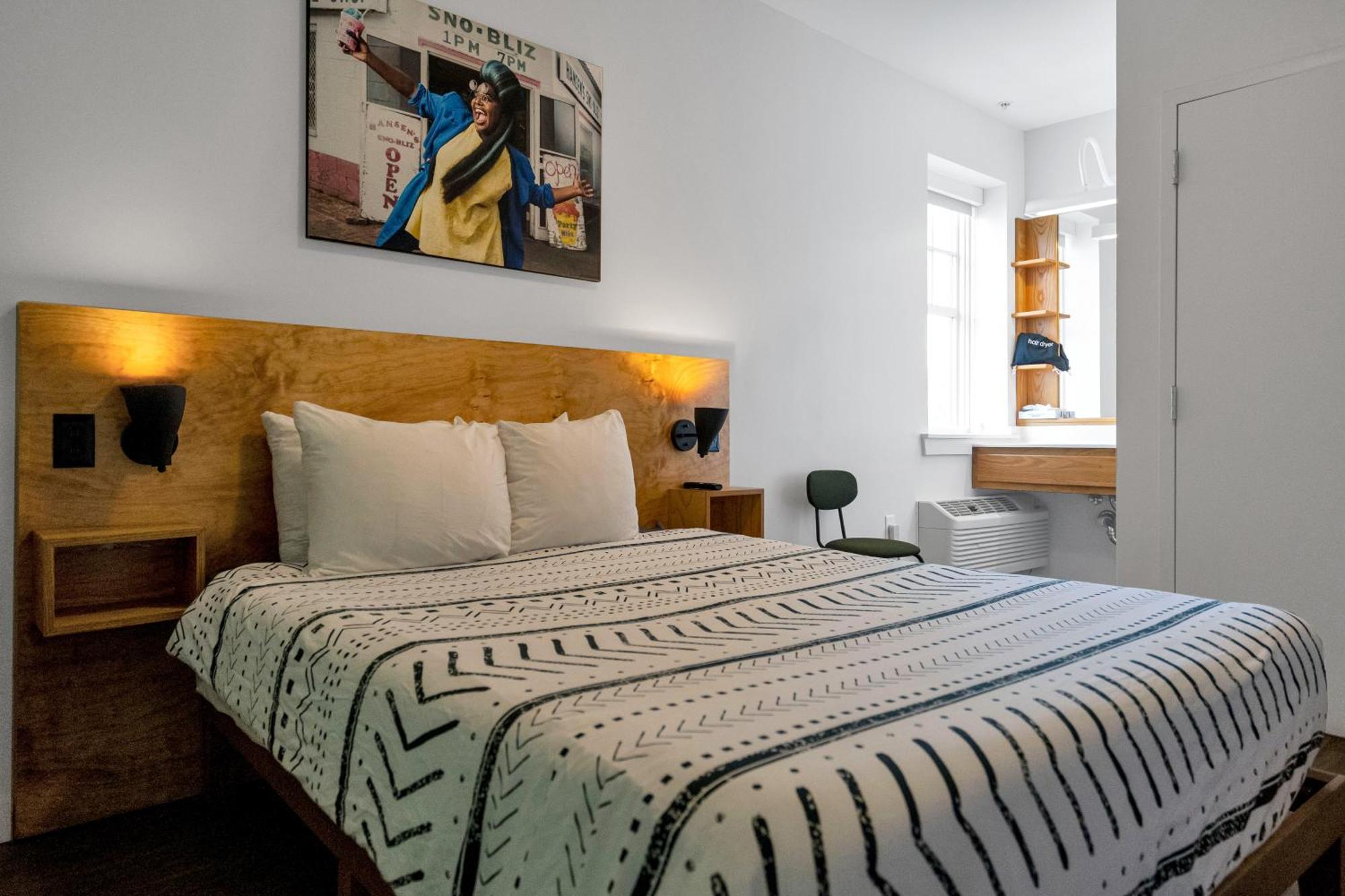 The Quisby Hotel New Orleans Room photo