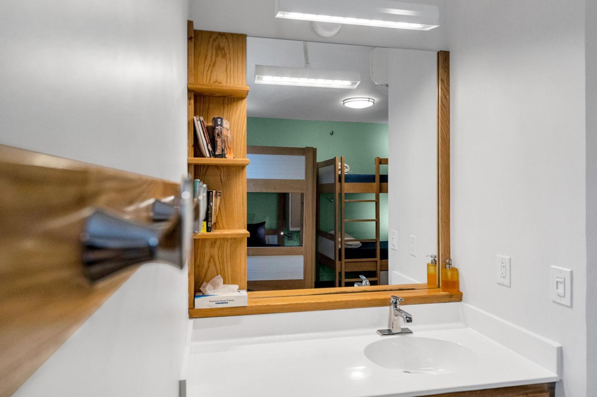 The Quisby Hotel New Orleans Room photo