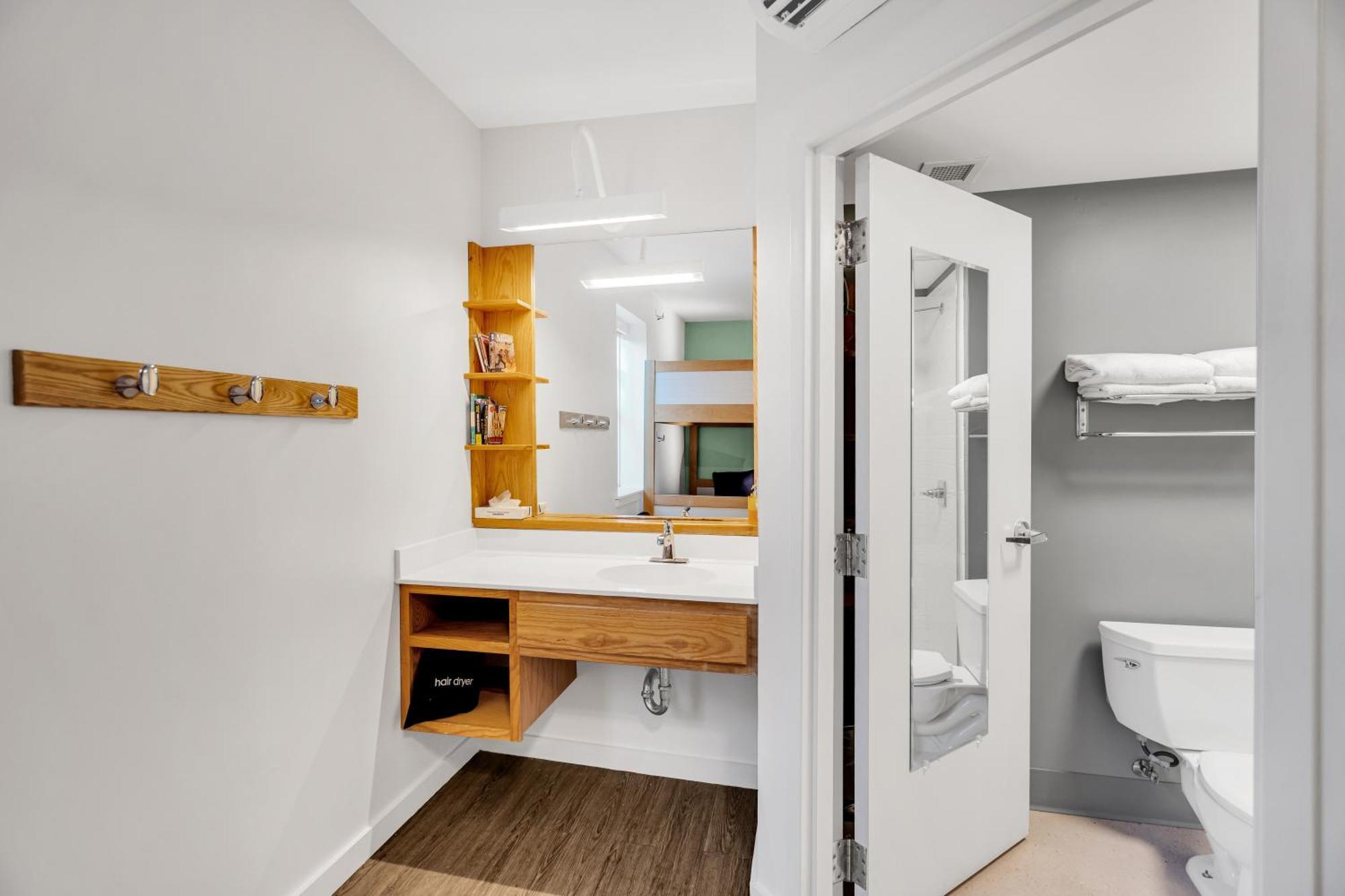 The Quisby Hotel New Orleans Room photo